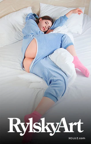 rylskyart hot babe bed big ass luxury girl erotic photo cute pijamas