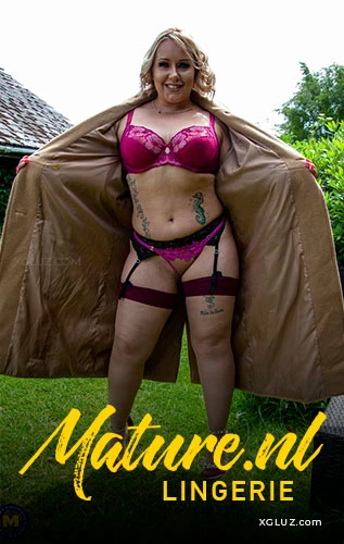 hot curvy mature women sexy lingerie pink outdoor public flashing sexy mature pantyhose maturenl